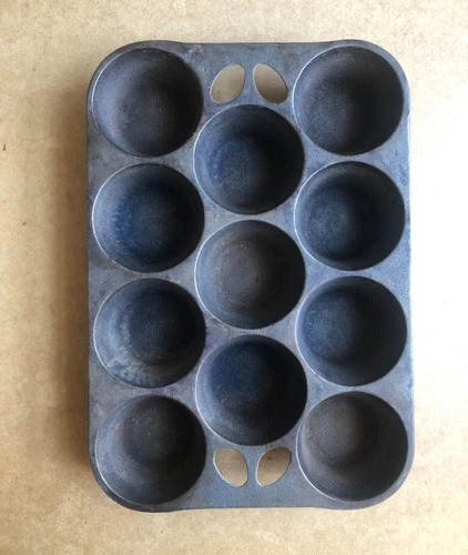 Vintage Wagner Ware 11 cup cast iron muffin/ popover baking pan made in USA