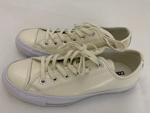 beige low top converse