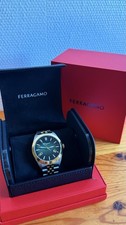Ferragamo Montre homme analogique cadran noir date acier doré avec boîte