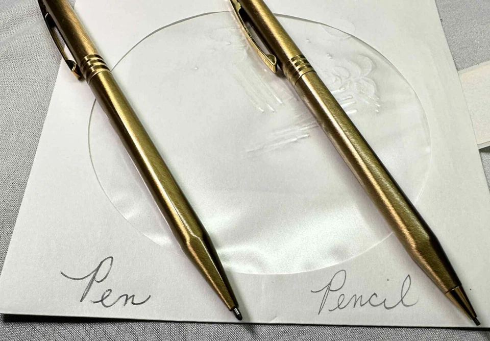 Juego de bolígrafos y lápices mecánicos vintage centenarios tono dorado caja roja Foto 4 de 4