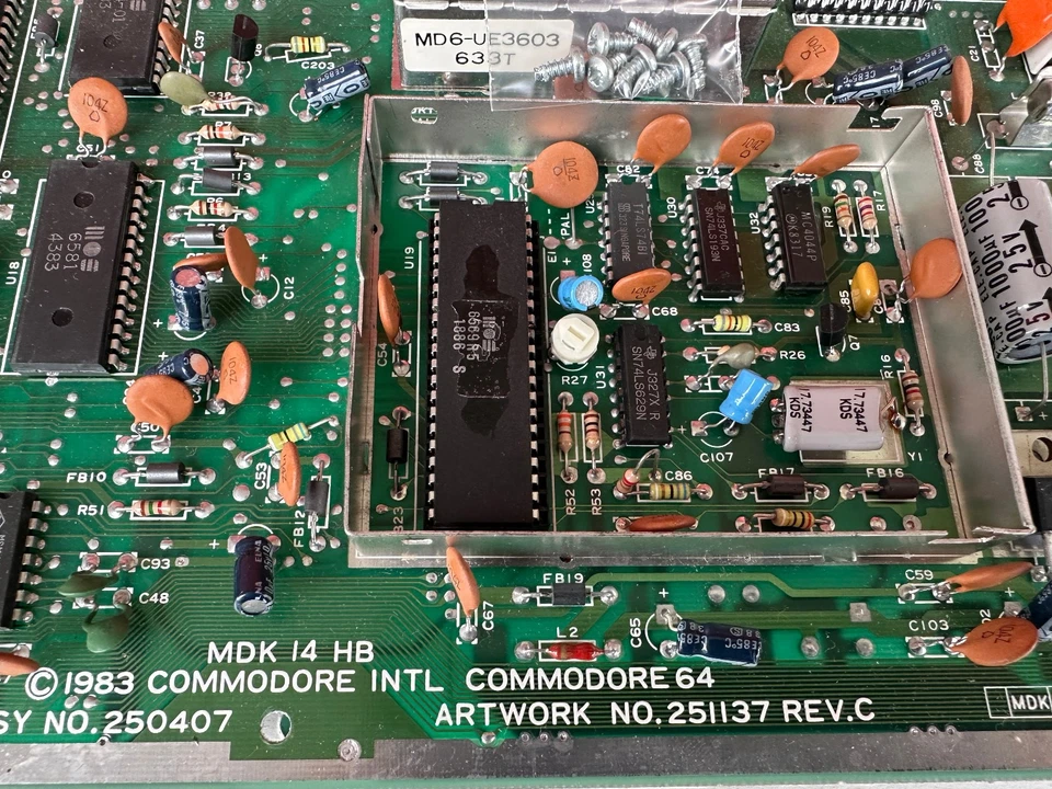 Commodore C64 Mainboard 250407 / ARTWORK NO.251137 REV.C, Voll bestickt, defekt - Bild 3 von 4