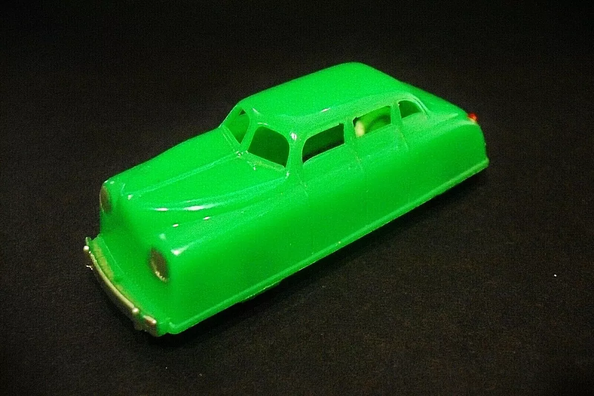 RENWAL 1950 s green plastic n 143 toy car made in USA MINT