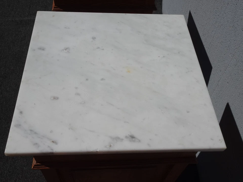 Par de mesitas de noche antiguas de roble francés con tapa de mármol blanco Foto 4 de 4