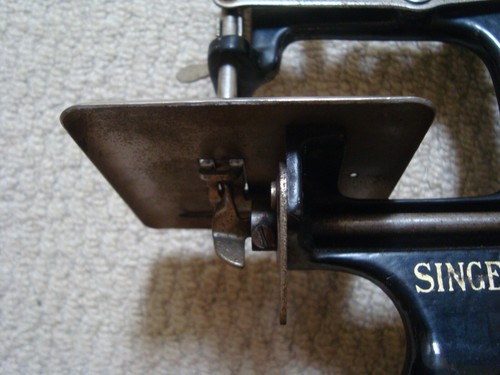 ANTIQUE VINTAGE MINIATURE SINGER SEWING MACHINE. COMES WITH MODERN OAK BASE - Picture 11 of 13