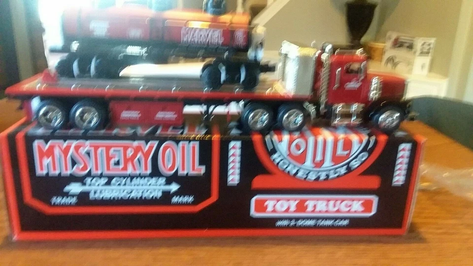 Camión de plataforma de aceite misterioso hecho por Taylor Marvel con un tanque de ferrocarril de tres cúpulas Foto 4 de 4