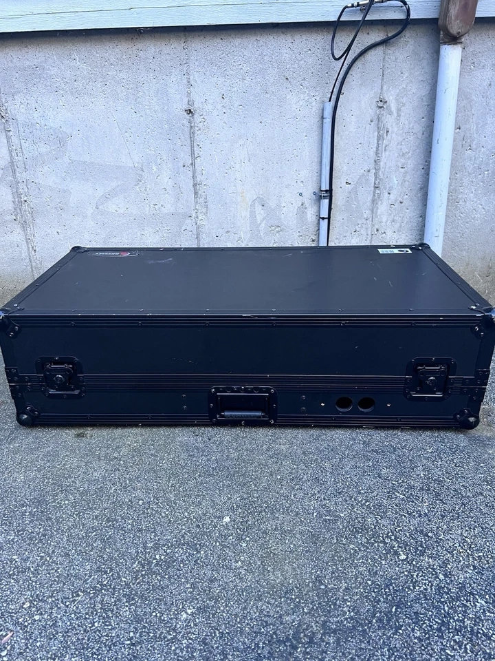 Ataúdes estilo Odyssey Glide tienen capacidad para dos reproductores de CD grandes, una mezcladora y una computadora portátil Foto 2 de 4