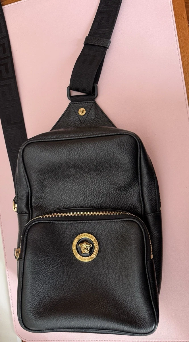 Versace Herren Sling Umhängetasche Leder, schwarz