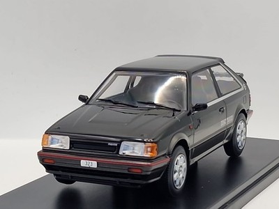 Mazda 323 4WD Turbo 1989 schwarz grau Modellauto 1:24 Whitebox