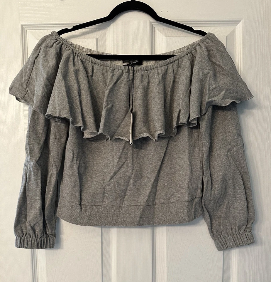 ROMEO AND JULIET COUTURE M Sudadera corta gris polar con volantes NUEVA CON ETIQUETAS R $59 Foto 2 de 4