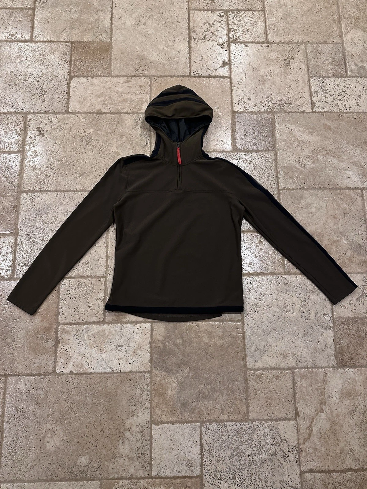 Felpa con cappuccio Prada verde oliva nylon tecnico quarto zip logo rosso linguetta ��