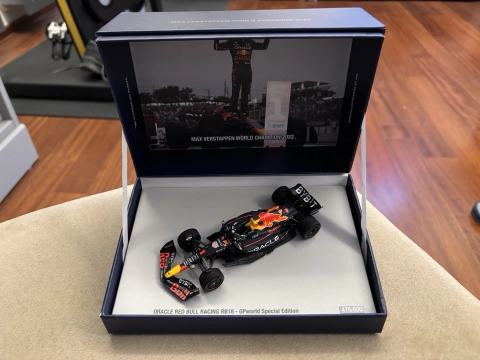 Gp World 1/43 Max Verstappen World Champion 2022 - Immagine 2 di 3