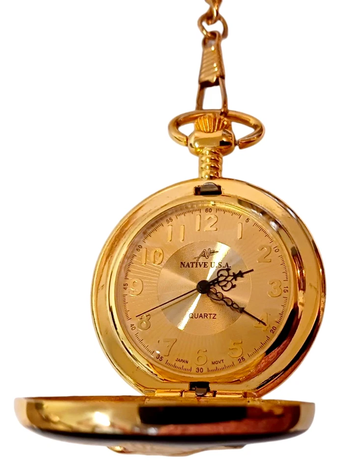 Reloj Bolsillo Nativo EE. UU. Escena Águila Calva Tono Dorado Esmalte Negro Japón Movt Cuarzo Foto 4 de 4