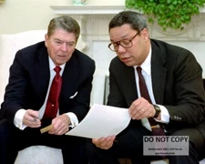 RONALD REAGAN w/ NTL SECURITY ADVISOR COLIN POWELL IN 1988 - 8X10 PHOTO (BT-805)