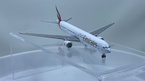 Herpa Wings 1:500 Emirates Airlines Boeing 777-300 Aircraft A6-EMM Airplane - Picture 10 of 15