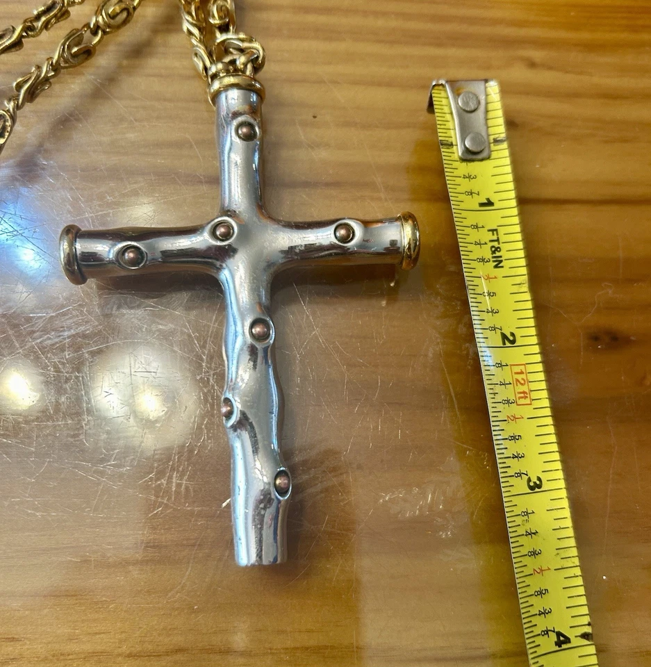 Collar Cruz Givenchy Foto 3 de 4