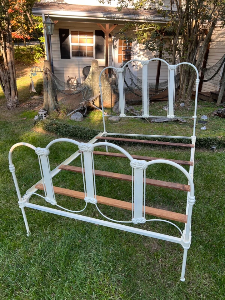 Antigua cama doble festoneada de hierro fundido blanca Foto 3 de 4