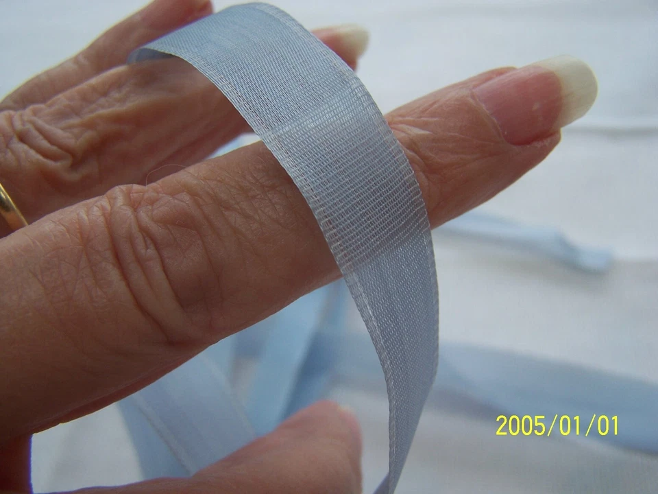 Ancien ruban en rayonne (soie). Couleur bleu ciel .  Vendu au mètre. Réf N°150 - Photo 3/4