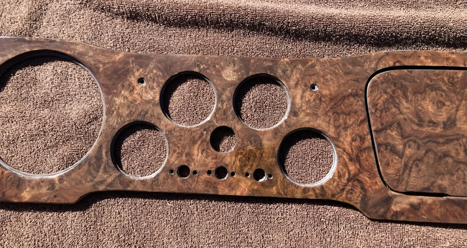 Tablero de instrumentos Triumph TR6 1973, acabado en nogal burl Foto 3 de 4