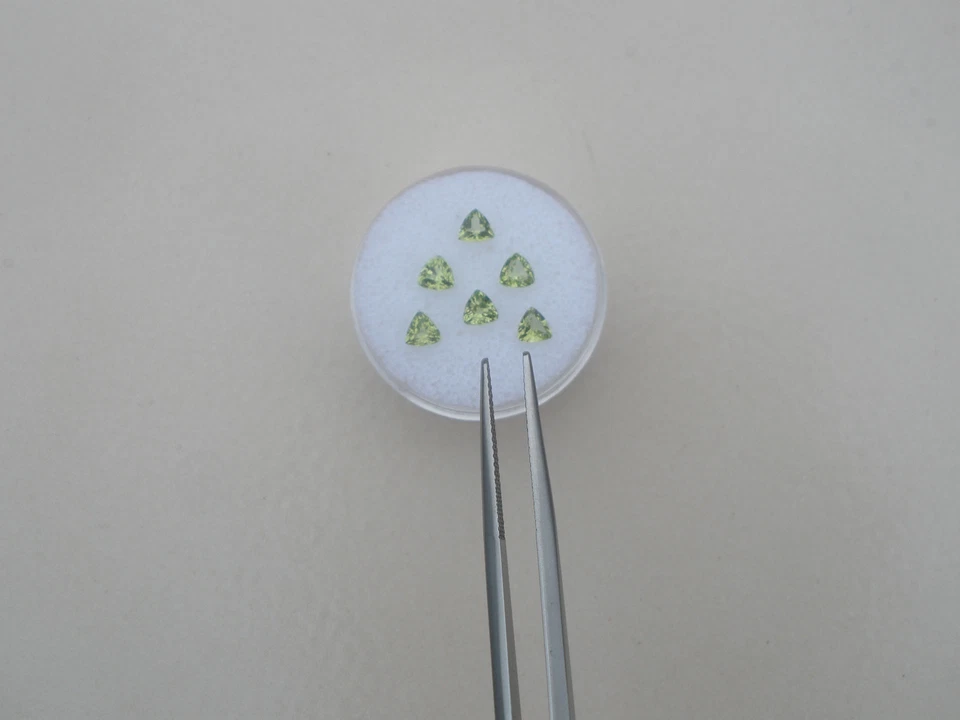 6 Peridot Trillion Loose Gems 4mm each - Image 2 of 4