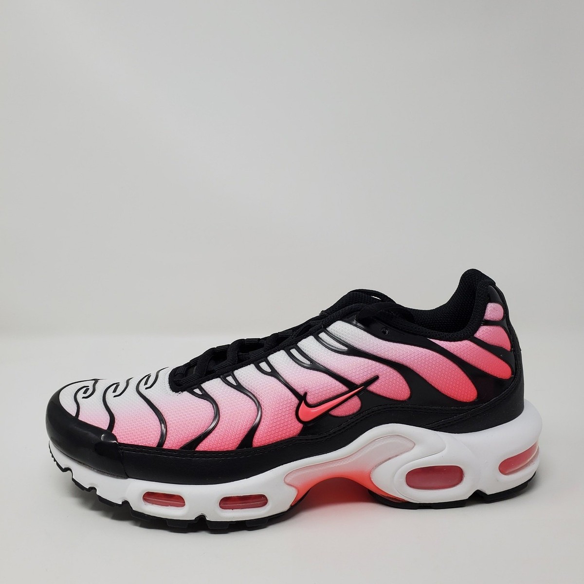 靴 NIKE WOMEN'S AIR MAX PLUS BLACK PINK Nike Air Max Plus WMNS Black / Pink - Mar 2025 - HJ9743-601