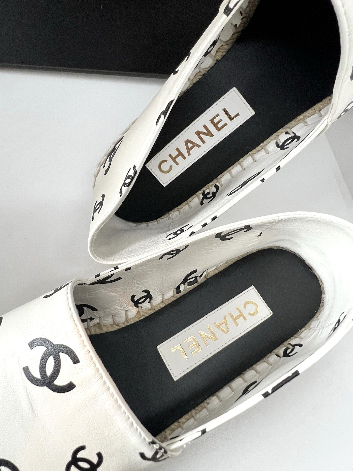BNIB RARE SOLD OUT Chanel CC Logo Black White Lambskin Leather Espadrilles Sz 38 image 3