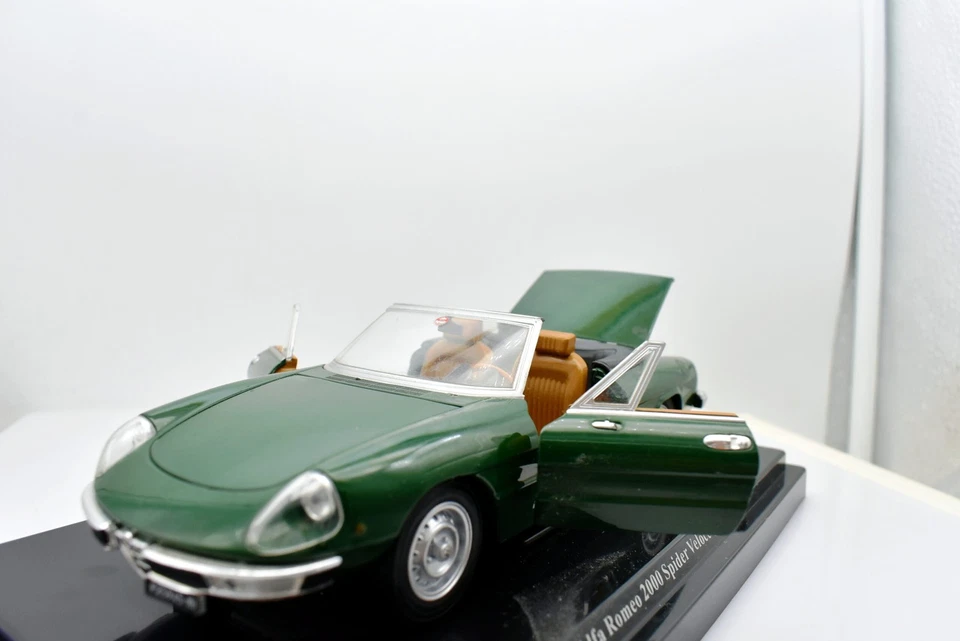 Modellino auto Alfa Romeo 2000 Spider scala 1:24 diecast modellismo statico asta - Immagine 2 di 3