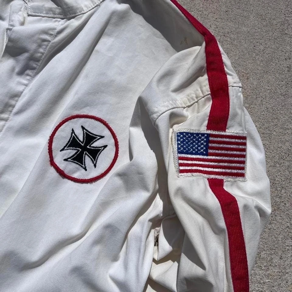 Monos blancos con parches de bandera americana cruz de hierro de motociclista Worth Company vintage años 60 Foto 3 de 4