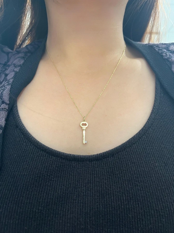 "Colgante con llave acentuada de diamantes de oro amarillo de 10K (color H-I, claridad SI2-I1) - 18""" Foto 2 de 4