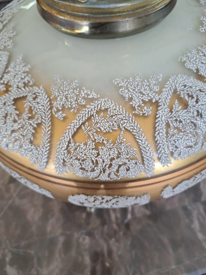 Lámpara de mesa vintage de latón de encaje de ganchillo color bronce dorado con base y vástago ornamentados Foto 4 de 4