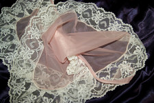 Unendlich zarter feiner Nylon Frisierumhang Spitzenpasse - und VOLANT rosa