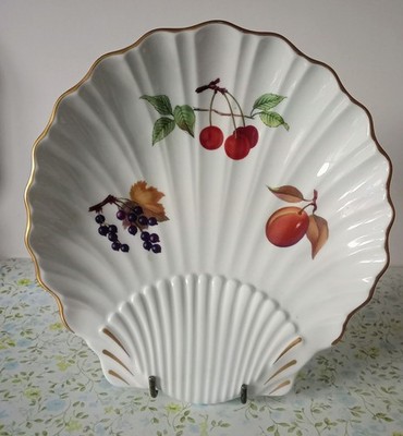 Royal Worcester Evesham Schale in Goldform mit Fruchtmotiv.