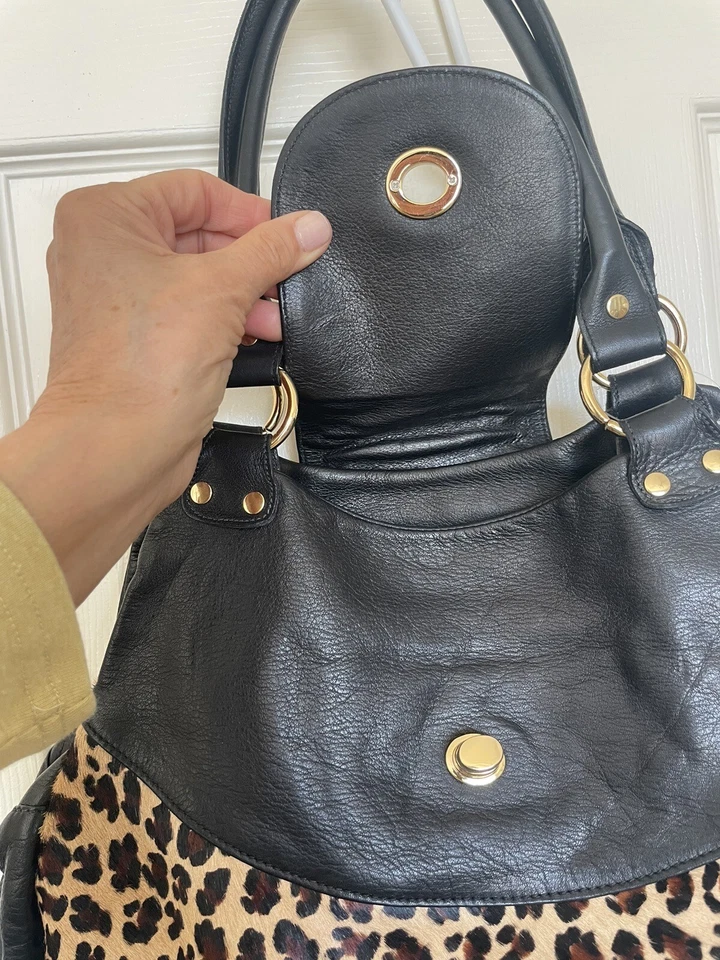 Pelo de becerro piel de vaca leopardo cuero suave Clever Carriage Co. tachuelas doradas negras Foto 3 de 4