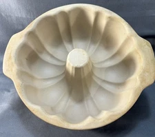 Pampered Chef Family Heritage Stoneware 10 Inch Bundt Baking Fluted Cake Pan