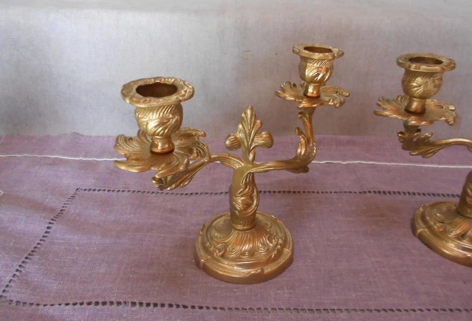 Ancienne Paire de Chandeliers Bougeoirs doubles Rocaille en bronze Super - Photo 3/4