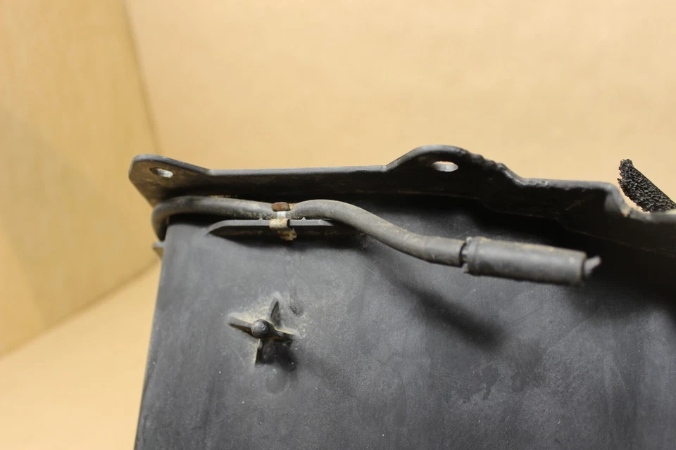 08-09 Pontiac G8 Air Inlet Housing Upper Outer 92201178 LHD AU1841B OEM - Image 4 of 4