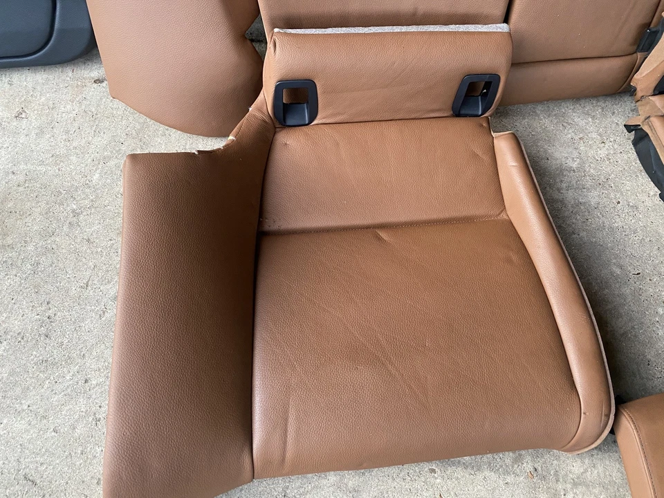 2009 BMW 335i coupe interior seats and trim - Image 2 of 4