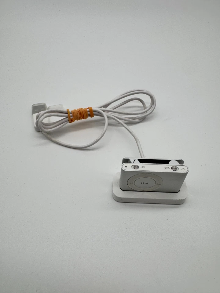 Apple iPod Shuffle 2. Generation mit Ladestation Dock Silber - Guter Zustand - Bild 2 von 4