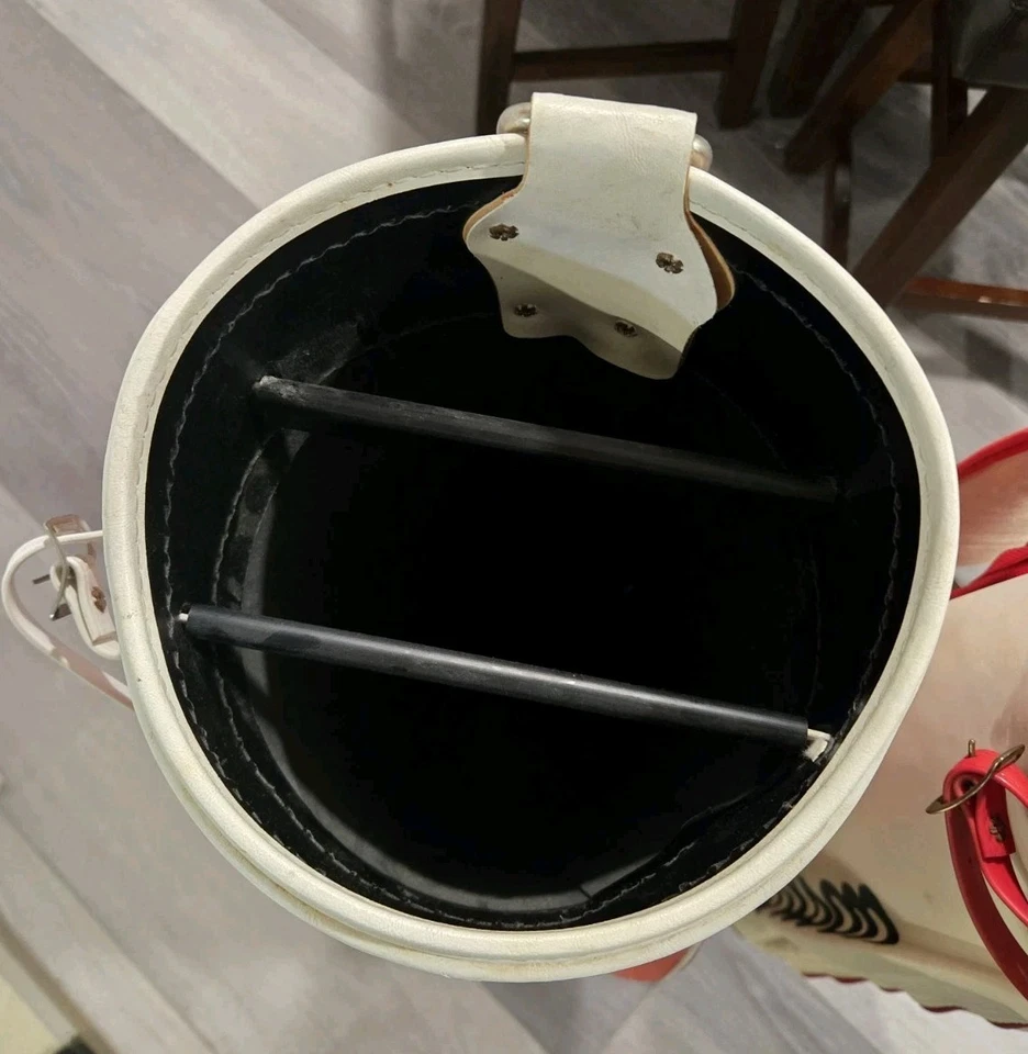 2 件 Wilson 复古高尔夫球袋红色和白色带肩带二手 — 第 4/4 张图片