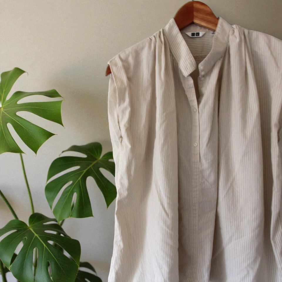 Top de algodón sin mangas con cuello mandarín a rayas beige talla mediana Uniqlo para mujer Foto 2 de 4