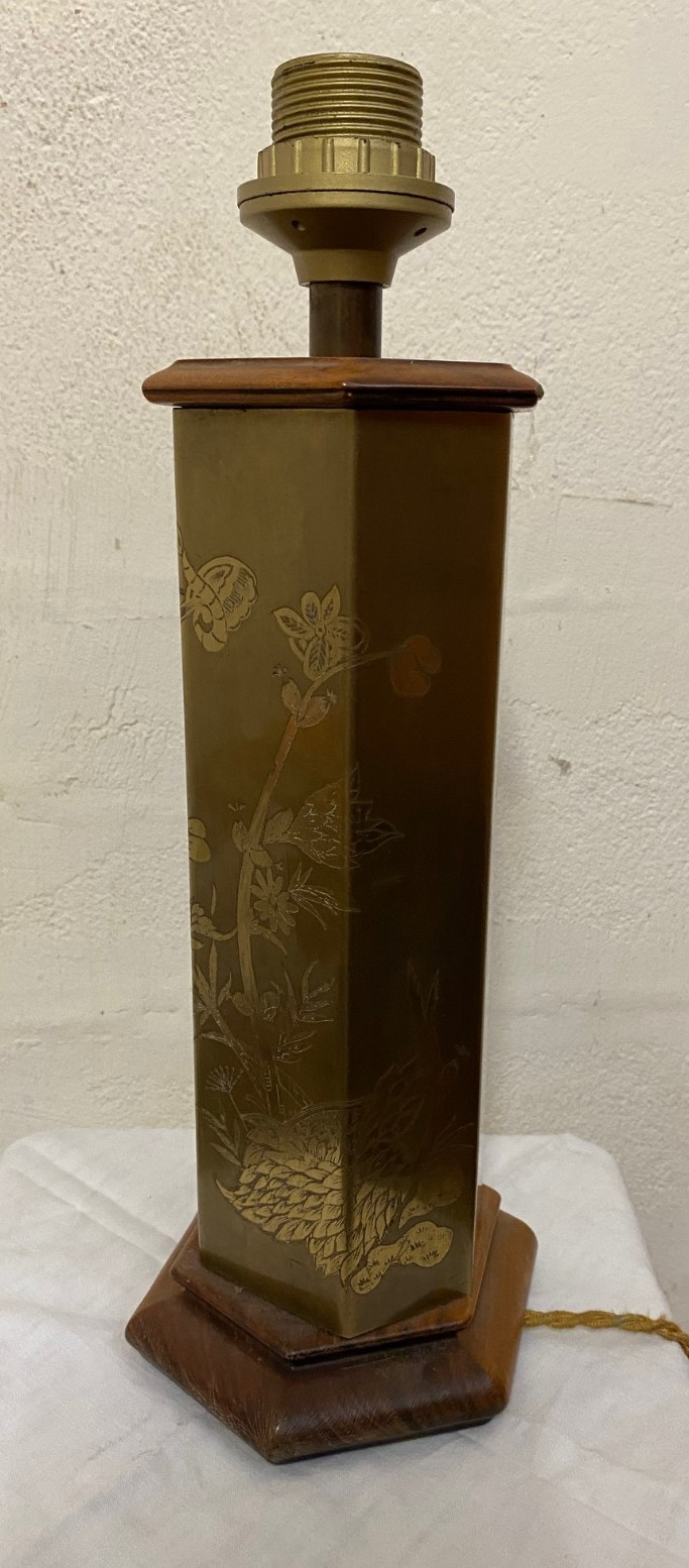 PIE DE LÁMPARA JAPONESA DE LATÓN Y MADERA DECORACIÓN CINCELA AÑOS 80