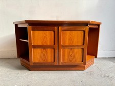 Mobile video porta tv angolare vintage di Nathan