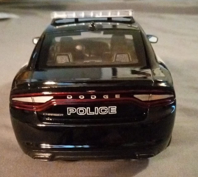 Welly 2016 Dodge Charger R/T Police 1:24 Diecast Model Car  - Image 3 of 4