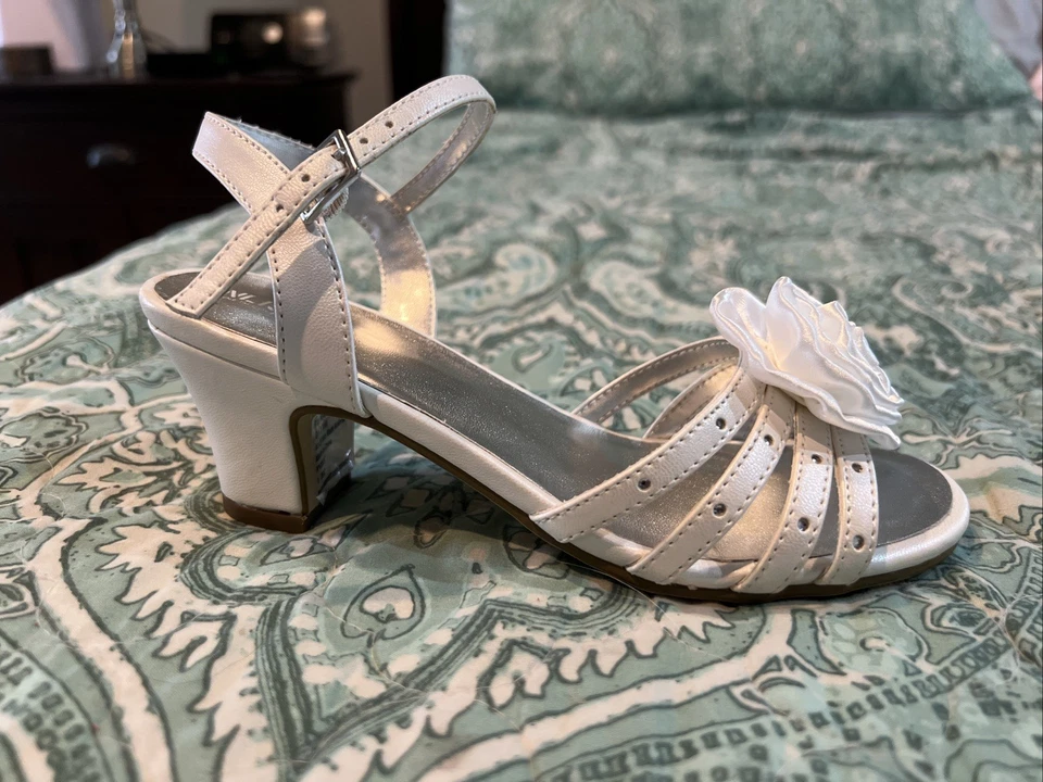 Sandalias de tacón blancas para niña talla 2 con correa en el tobillo y acento de flores blancas. Foto 4 de 4
