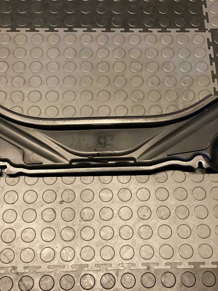 Painel de tampa do capô central do compartimento do motor BMW M2 F87 2016-2020 15 6772 10 FABRICANTE DE EQUIPAMENTO ORIGINAL - Imagem 4 de 4