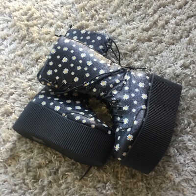 Size 9 Black Glittered Daisy themed Zip Up Platform Boots. New  ..YRU