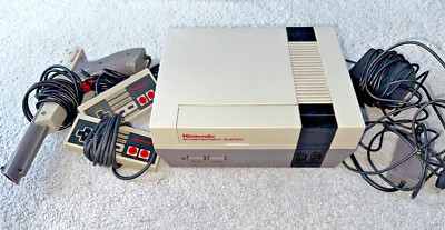 Nintendo Entertainment System NES Action Set Console- w 2 Controllers & Zapper