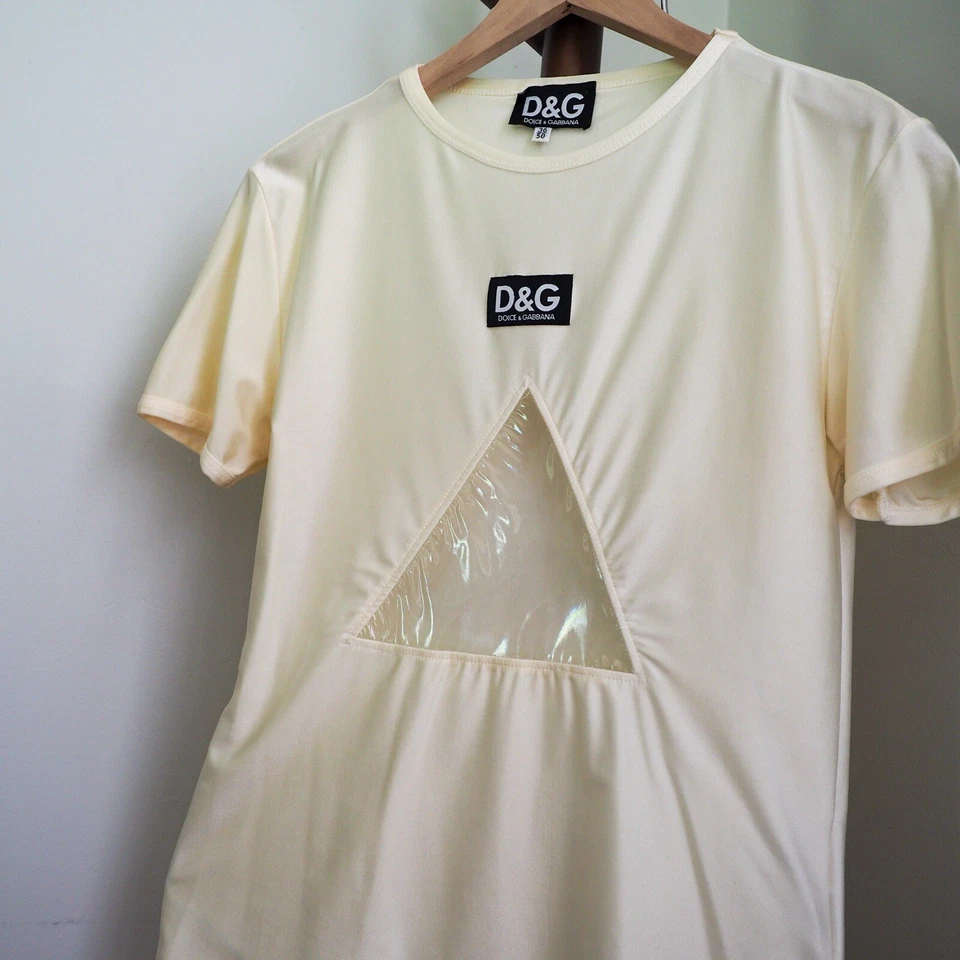 Camiseta Dolce & Gabbana Triángulo Recortado Años 90. Foto 3 de 4