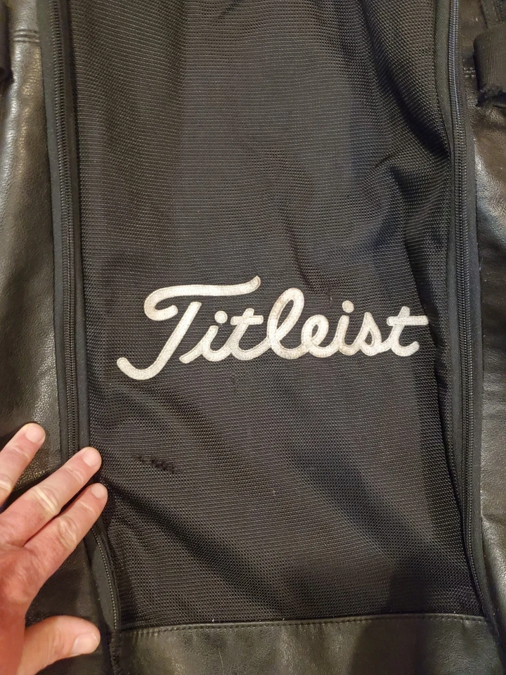 Bolso de viaje grande largo Titleist Players con cremallera con ruedas Foto 2 de 4