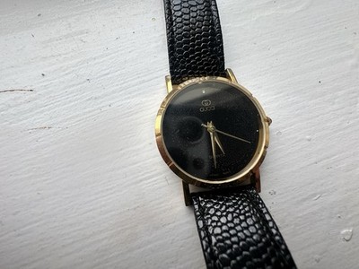 Vintage Gucci Black Dial Gold Tone Quartz Watch Japan Movt Black Leather Strap