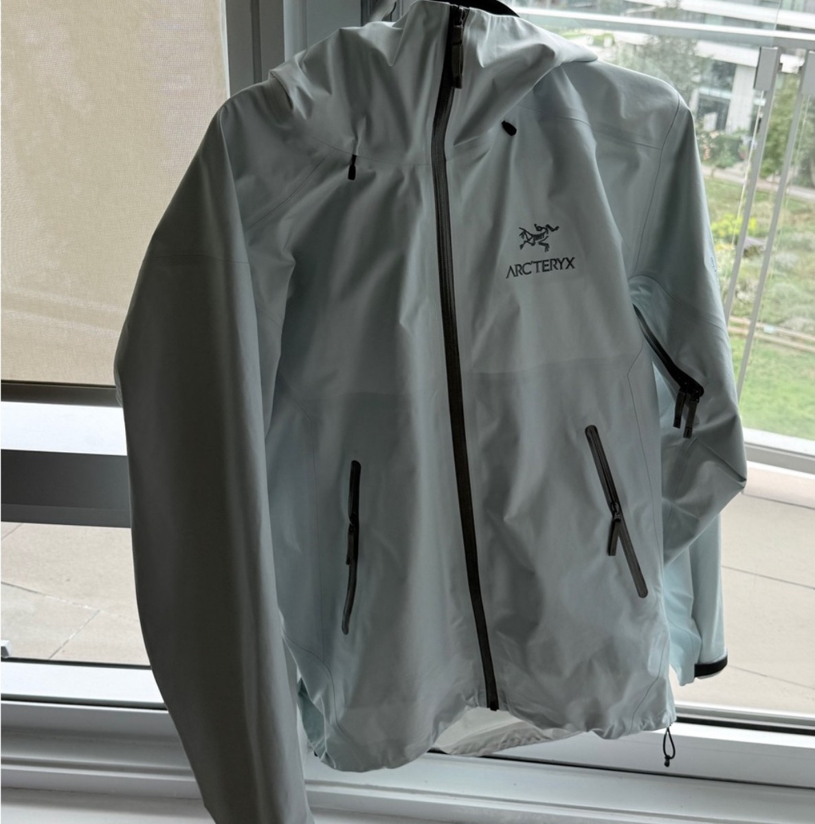 Arc'teryx Men's Light Blue/ether beta LT Raincoat Size M